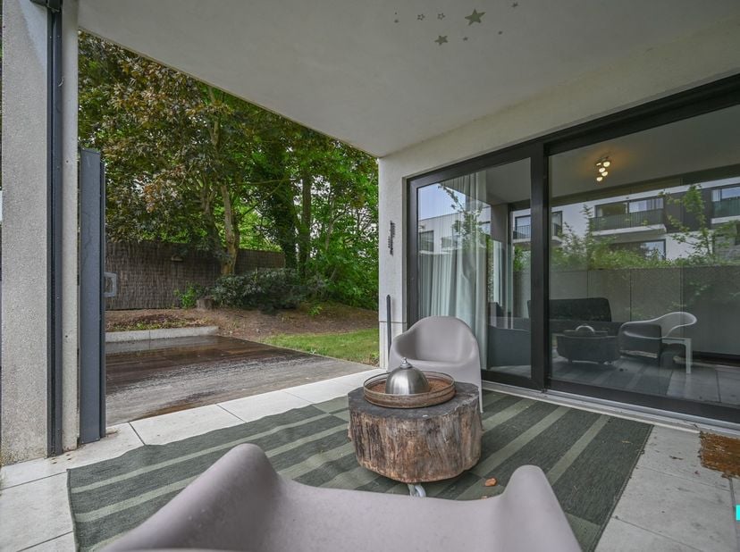 Dit energiezuinig tweeslaapkamer appartement bevindt zich op de gelijkvloerse verdieping van residentie &#039;Kouterpark&#039; en heeft een bewoonbare oppervlak