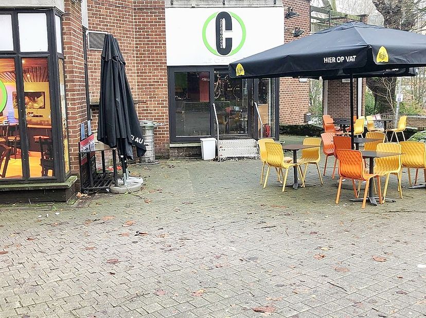 Situé au cur de la cité universitaire de lU.C.L. Bruxelles, ce restaurant existant depuis plus de 40 ans bénéficie dune excellente visibilité. Létabli
