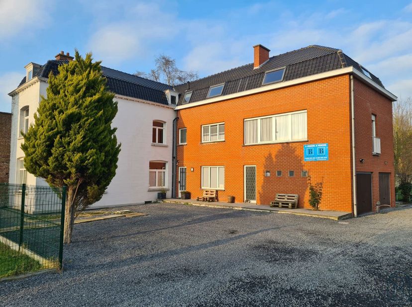 Une GRANDE PROPRIETE de RAPPORT se compasant dune MAISON + 2 APPARTEMENTS et 2 GARAGES. 12 ares 40 ca, rentabilité de 5,5% !!! Une maison de 200m²: co