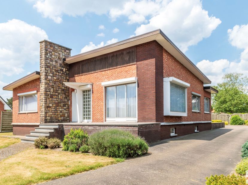 Vrijstaande, goed onderhouden woning op 20 are grond&lt;br /&gt;
Deze open bebouwing uit de jaren 60 werd opgetrokken met kwaliteitsvolle materialen en is d