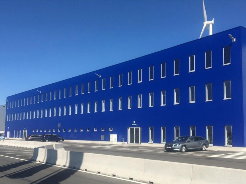 In het Deurganck Logistic Center, gelegen aan de Oudedijk in de Waaslandhaven (Linkeroever), bieden wij moderne landschapskantoren te huur aan. Deze k