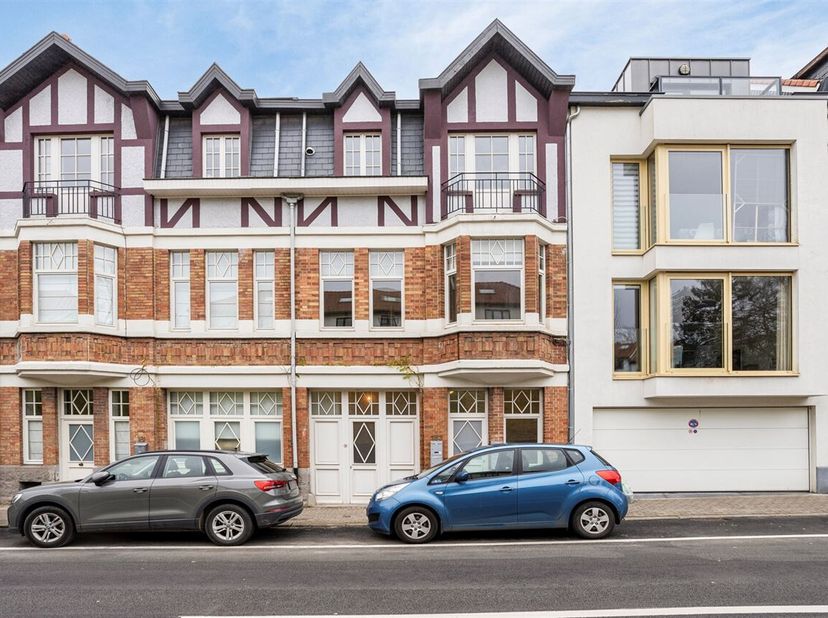 BOD vanaf 545.000 EUR. Prachtig gerenoveerde duplex op unieke locatie te Sint-Lambrechts-Woluwe met een bewoonbare oppervlakte van 150 m² met: inkomha