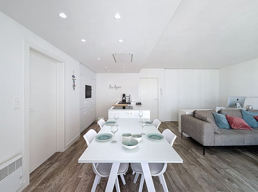 Schitterend gerenoveerd appartement met luxueuze afwerking tot in de puntjes, met oog voor detail en hoogwaardige materialen. Gelegen op een centrale