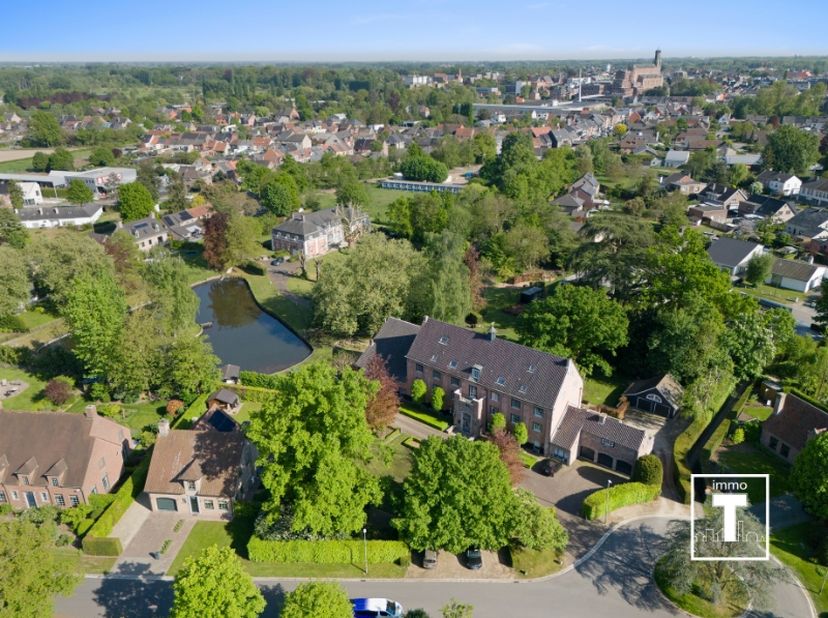 Te Wetteren op de grens met Laarne, gelegen in een doodlopende straat, treffen we dit ruime 3-slaapkamerappartement in een kleine residentie. Het appa
