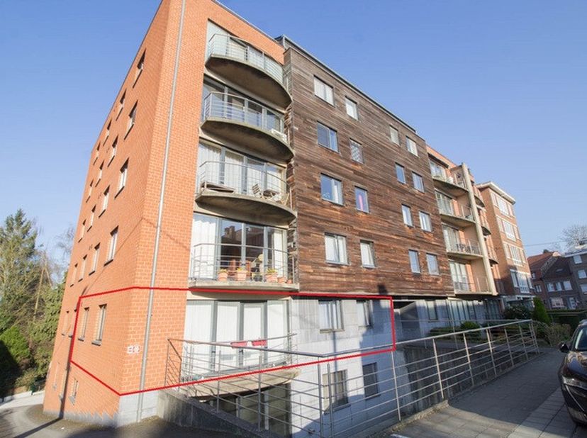 Appartement récent (construction +/-2006) offrant d&#039;excellentes prestations énergétiques et idéalement situé à proximité de nombreuses facilités. Ce b