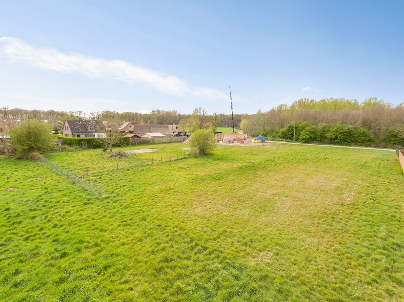 Zonnig perceel grond met een oppervlakte van 1.951m2 voor het bouwen van een open (gelijkvloerse) ééngezinswoning. Prachtig gelegen, in tweede bouwlij