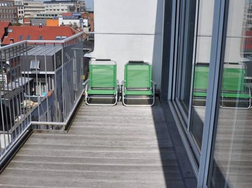 Ideaal gelegen in het hart van de trendy wijk Sint-Bonifaas, op een steenworp van de Naamsepoort en de Louizalaan, combineert dit prachtige duplexappa