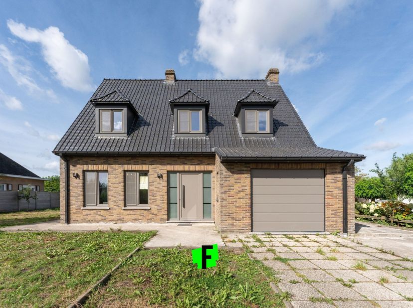 Ontdek deze volledig gerenoveerde vrijstaande woning in Dudzele, ideaal gelegen op een steenworp afstand van het historische Brugge. Tussen 2019 en 20
