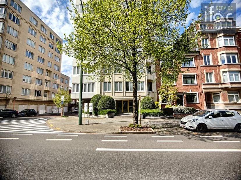 Magnifique appartement avec 2 chambres situé à Woluwé-Saint-Lambert.&lt;br /&gt;
&lt;br /&gt;
2ième étage : hall d&#039;entrée (7m²) avec toilette séparée, salle de sé