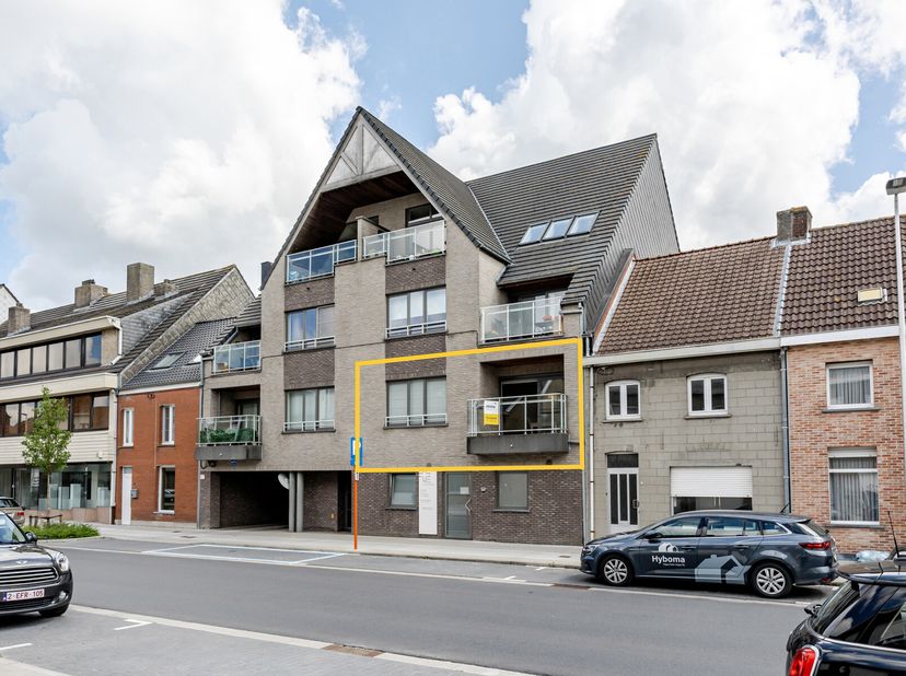 Ontdek dit aangename en lichtrijke appartement, ideaal gelegen in het centrum van Torhout. Het appartement is perfect voor wie op zoek is naar een nie