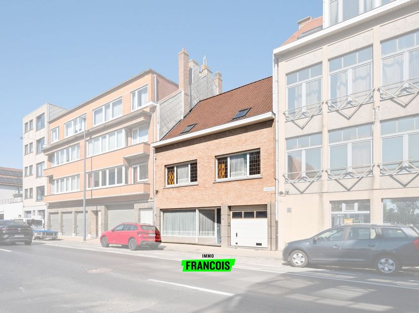 Ben je op zoek naar ruimte, potentieel én een toplocatie? Dan is deze woning op de Nieuwpoortsesteenweg 372 te Oostende precies wat je zoekt! Op wande