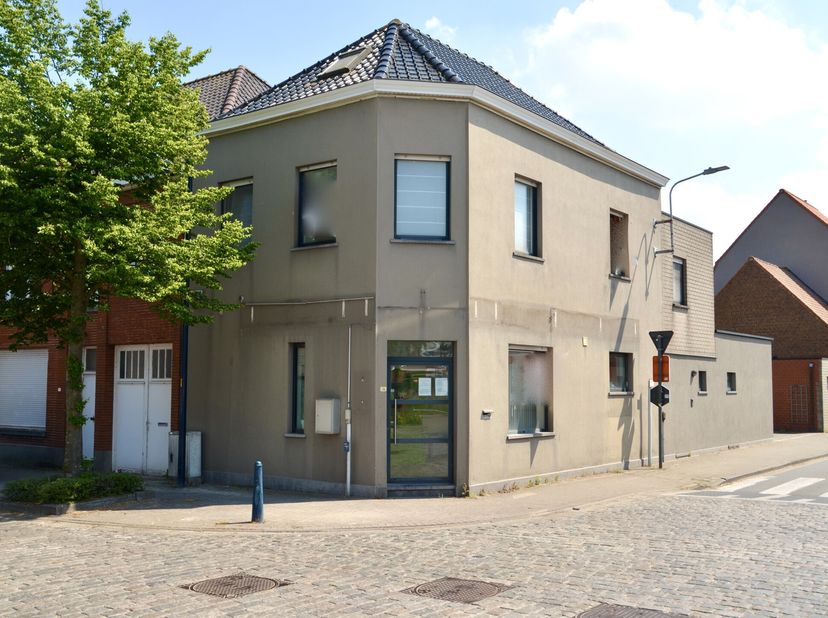 In het hart van Ruien, op een locatie met commerciële uitstraling, bevindt zich dit verrassend ruime hoekpand met talloze mogelijkheden. Dankzij de li