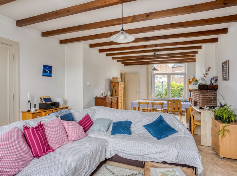 Deze charmante halfopen woning bevindt zich op een perceel van 409 m² en geniet van een uitstekende ligging op wandelafstand van winkels, openbaar ver