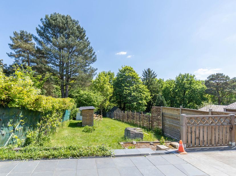 Idéalement située dans une ruelle paisible, à deux pas de la charmante place de Bourgeois, cette maison de caractère 2 façades de 279m² bruts (selon P