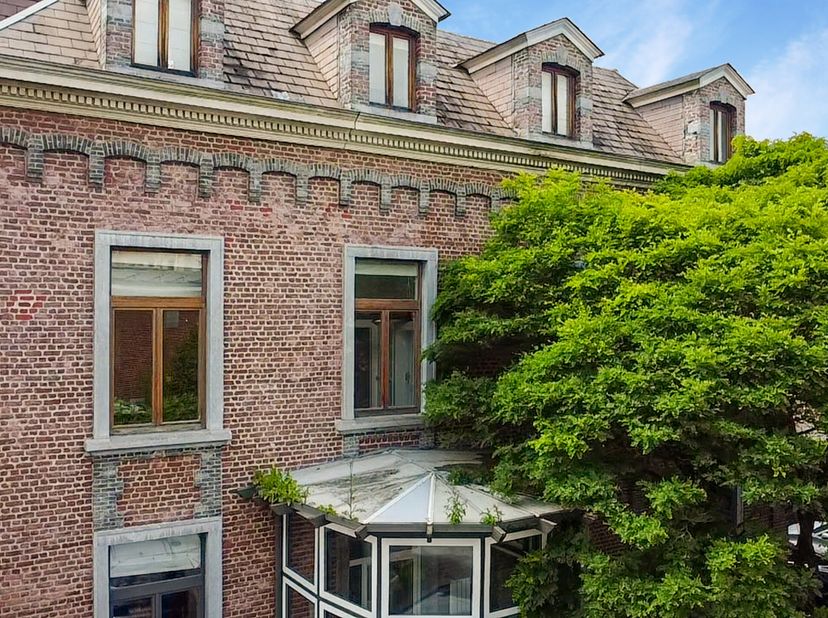 Découvrez ce magnifique immeuble situé au cur de La Hulpe, à quelques pas de la gare et des principaux axes de communication. Une localisation idéale