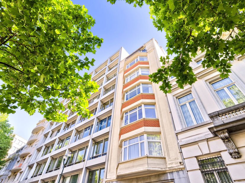 Non loin de la place Stéphanie et de toutes ces facilités, dans un immeuble de caractère 1938. Bel appartement lumineux de +/- 203 m² situé au 5ème ét
