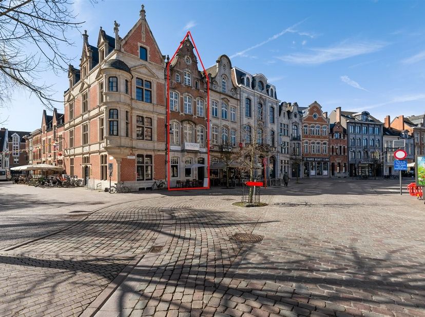 Gelegen in het historisch centrum van Lier vinden we dit unieke pand dat momenteel onderdak geeft aan een goed draaiende horecazaak. &lt;br /&gt;
Zijn centr