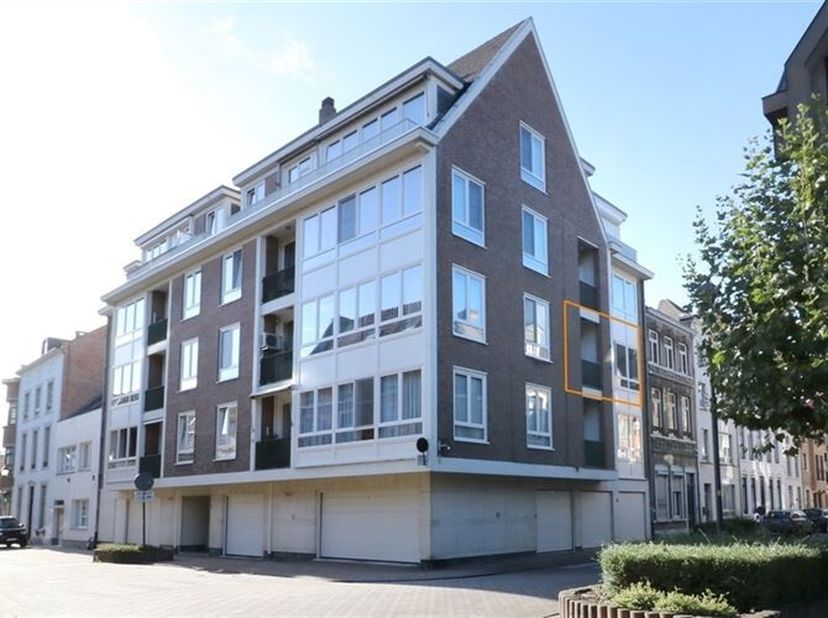 Instapklaar, in 2017 volledig gerenoveerd, royaal appartement met 1 grote slaapkamer (maar ook dressing en grote comfortabele inbouwkasten in de inkom