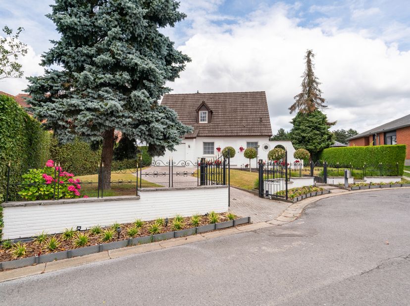 In een rustige, doodlopende straat in het groene Overijse vinden we deze alleenstaande woning die comfort en sereniteit moeiteloos combineert. Achter