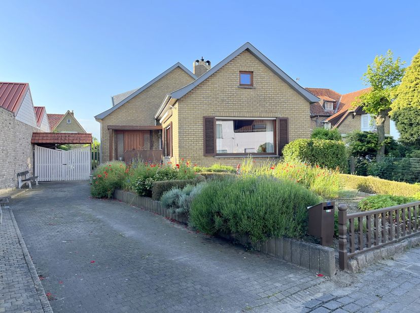 Bent u op zoek naar een oerdegelijk gebouwde alleenstaande woning met gelijkvloerse slaapkamer? Mis deze kans niet!&lt;br /&gt;
De ligging te Dudzele zorgt