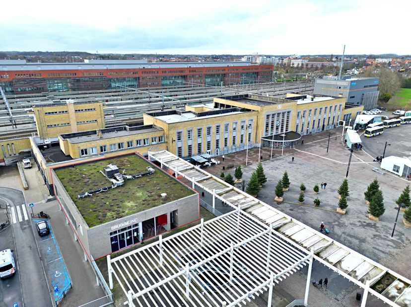 Top handelspand te koop op het Stationsplein van Brugge. &lt;br /&gt;
Oppervlakte: 460 m²&lt;br /&gt;
Schitterende visibiliteit van op het Stationsplein, gelegen