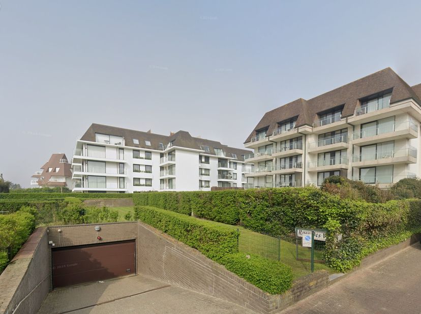 Ruime garagebox te huur vlakbij de River Woods Strandclub en Lekkerbek Beach, makkelijk toegankelijk.&lt;br /&gt;
Afmetingen: &lt;br /&gt;
hoogte: 2,00m&lt;br /&gt;
bre