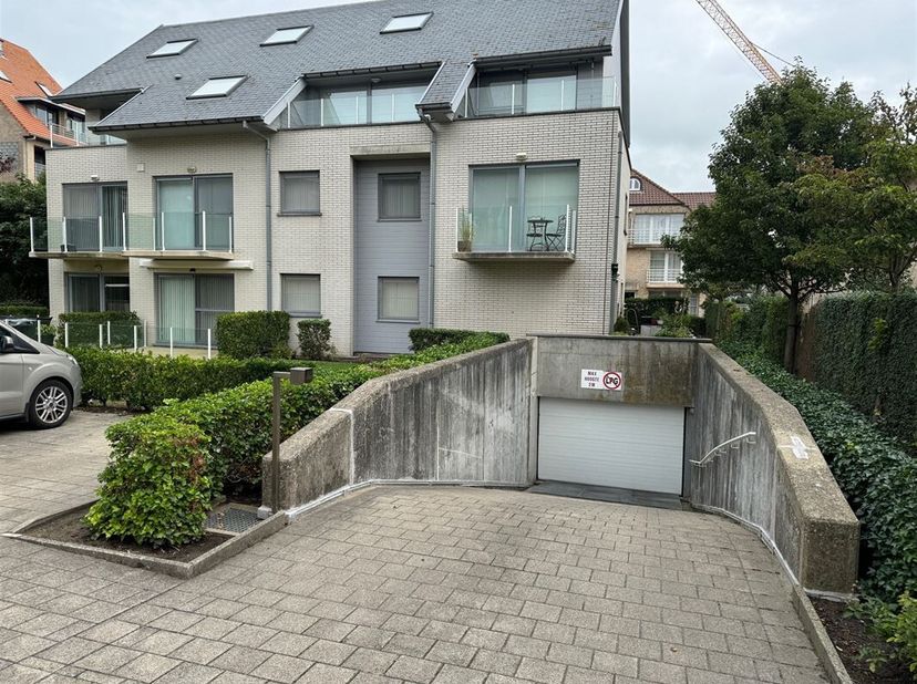 Garage très spacieux.    Dimensions : 2m76 sur  7m40. Eclairage en prise prévu.