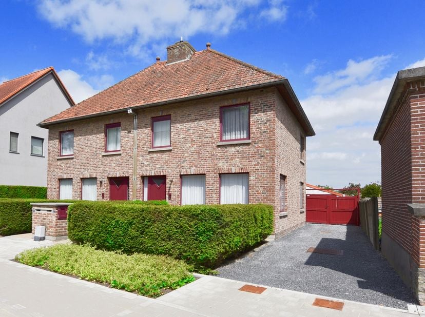 Bent u op zoek naar een ruime, centraal gelegen woning met tal van mogelijkheden? Deze lichtrijke halfopen bebouwing is perfect voor wie op zoek is na