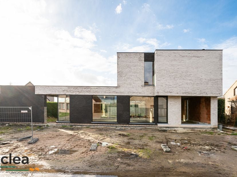 Op het laatste vrije perceel in de wijk Jeronymus Lauwerijnstraat te Watervliet, wordt deze moderne nieuwbouw villa gebouwd. De woning wordt gebouwd d