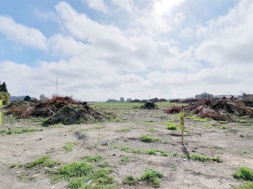 Terrain à bâtir de 38 ares, proposant 33 mètres de façade.&lt;br /&gt;
Ce terrain est issu d&#039;un lotissement et est prévu pour la construction de 6 maisons g