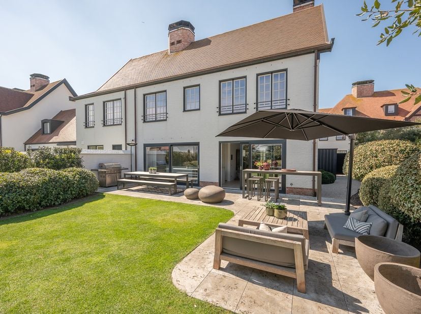 Halfopen, luxueus afgewerkte woning gelegen in Valkenerf in de nabijheid van Duinenwater en de nieuwe golf. Indeling: mooie inkomhal met gastentoilet