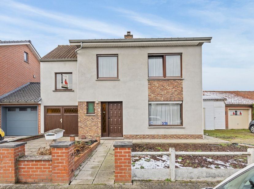 Bent u op zoek naar een woning met veel ruimte en mogelijkheden? Ontdek deze vrijstaande woning in Sint-Amandswijk 12, gebouwd in 1969 en gelegen in e
