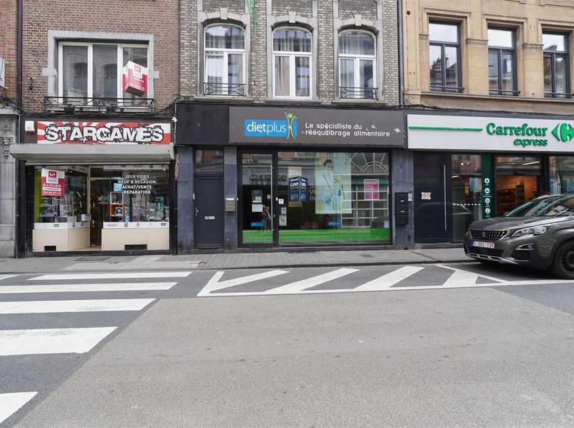 L&#039;Agence Petyt est heureuse de vous proposer cette surface commerciale idéalement située à Dinant sur l&#039;artère commerciale principale du centre, à pro