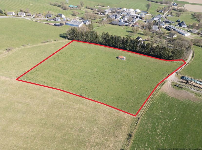 ERA B-LUX stelt u met plezier dit uitzonderlijke perceel projectgrond voor van meer dan 2 hectare, gelegen in het charmante dorp Taverneux in de gemee