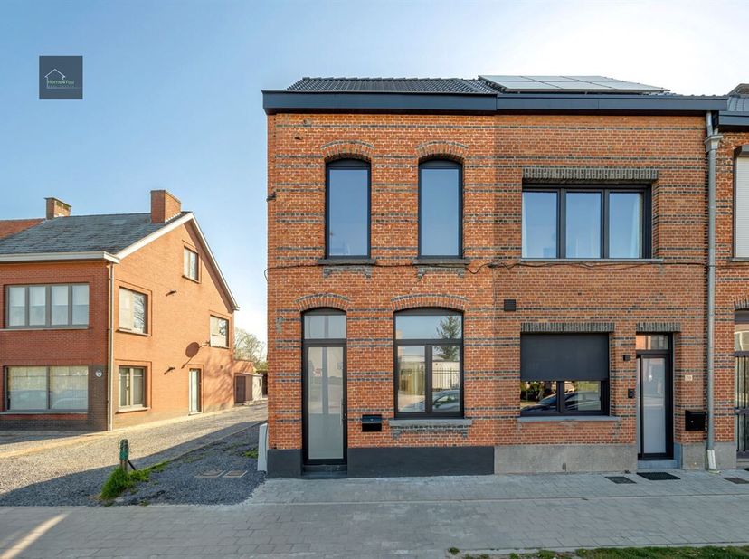 Stijlvol gerenoveerde halfopen bebouwing in Lier&lt;br /&gt;
Net buiten de ring van Lier, vlakbij de oevers van het Netekanaal, vinden we deze stijlvol gere