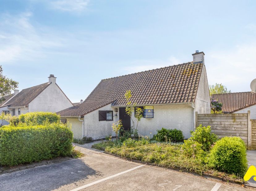 Op te frissen vakantiewoning met 3 slaapkamers gelegen in het vakantiedomein Duinhoek II.&lt;br /&gt;
&lt;br /&gt;
De woning omvat inkomhall, slaapkamer op gelijk
