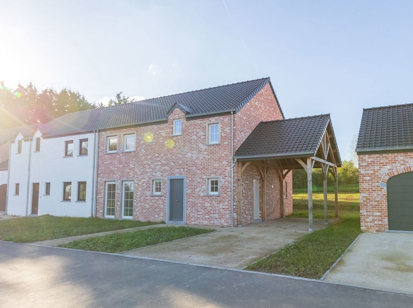*** Viognier *** Découvrez cette jolie maison 3 chambres sise sur un terrain de 6 ares 40 disposant d&#039;une superficie de 174m² habitables . Elle se com