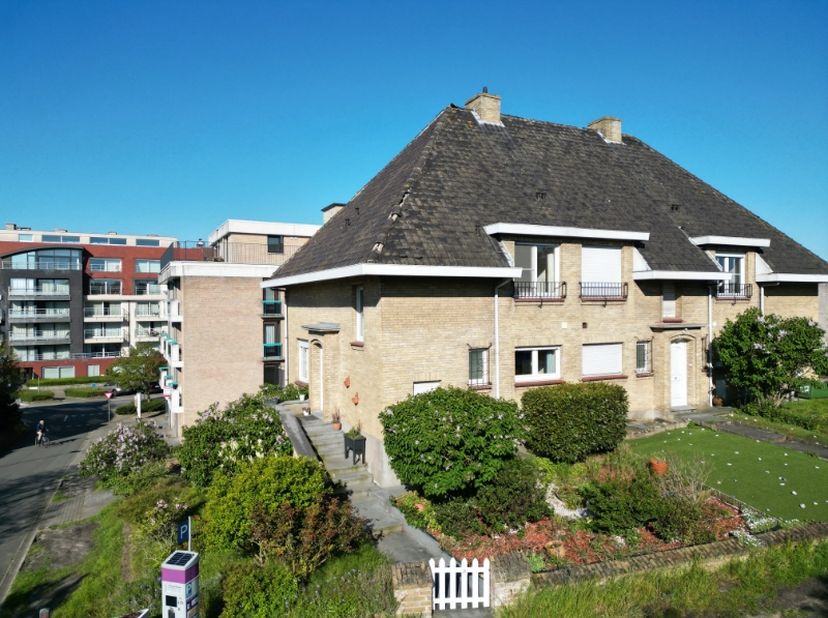 Charmant, rustig en karaktervol. Ontdek deze woning vlakbij de zee en de winkels van Oostduinkerke-bad. De woning beschikt over een zonnige woonkamer