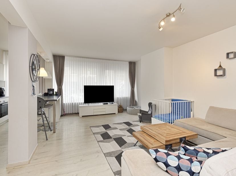 Ruim, gelijkvloers appartement met 2 slaapkamers en polyvalente ruimte te Sint-Andries. Dit appartement heeft een renovatie ondergaan in het jaar 2016