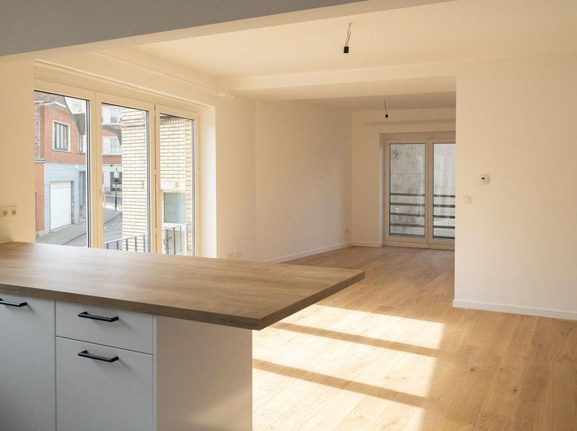 WATERMAEL-BOISFORT, proche de la place Keym, des transports en commun et commerces, ce lumineux APPARTEMENT (2ch/1sdb/1bur) bénéficie d&#039;un agréable te