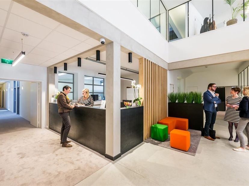 Dit gerenoveerde kantoorgebouw biedt een moderne loftlook met alle hedendaagse voorzieningen. Gelegen vlak bij het Zuid- en Muinkpark én langs de opri