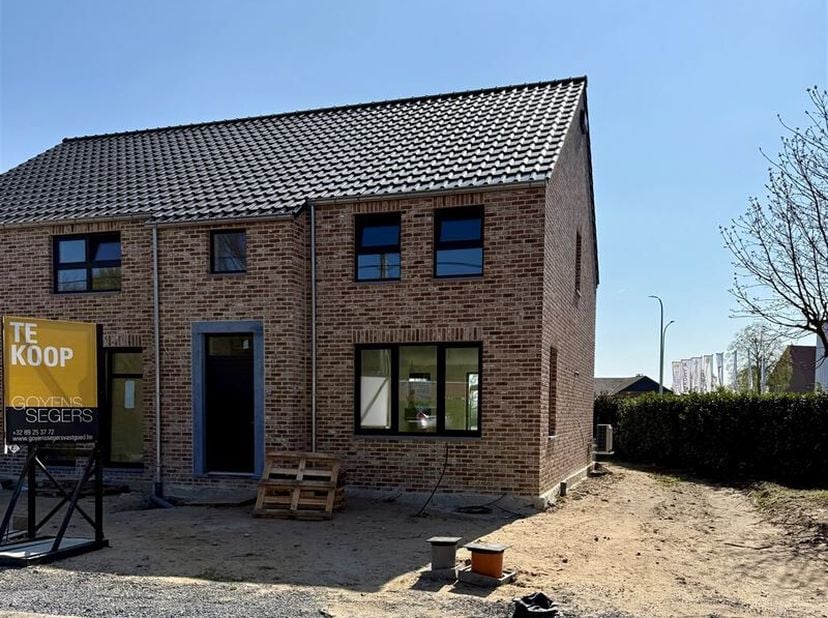 Volledig afgewerkte BEN-nieuwbouwwoning gelegen in een aangename woonomgeving te Maaseik&lt;br /&gt;
TROEVEN:&lt;br /&gt;
+ E-peil 20! (energiezuinig).&lt;br /&gt;
+ 3