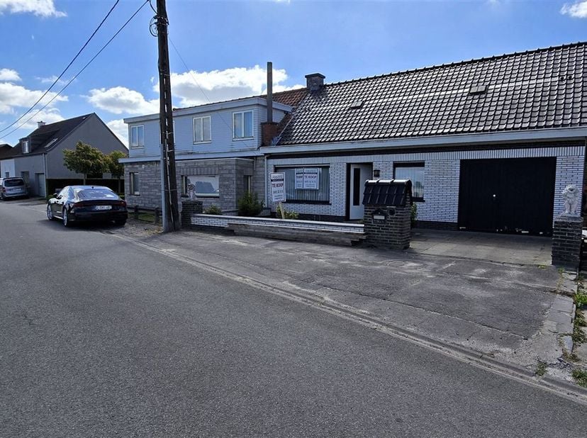 Située sur un beau terrain de 1314 m².&lt;br /&gt;
Cette propriété est située à la frontière entre Deerlijk et Beveren-Leie, à la fois rurale et centrale.&lt;b