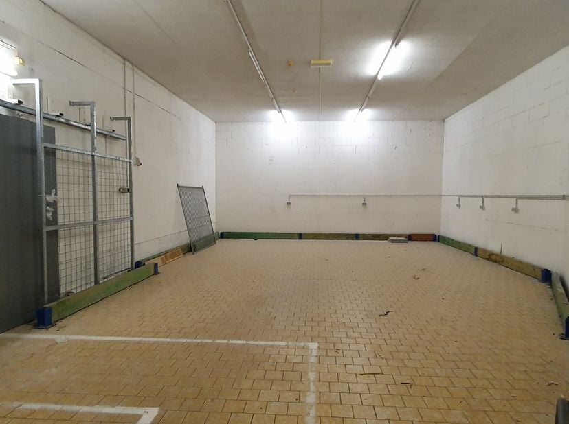 Dit magazijn van ongeveer 110m² ligt aan de rand van het centrum van Bree, in de commerciële zone &quot;Toleik&quot;, bij de grote ring.&lt;br /&gt;
Op zijn breedst i