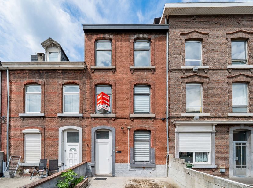 Dit huis met 4 slaapkamers is als volgt samengesteld; inkomhal die toegang geeft tot de woonkamer (22 m 2), de keuken en de doucheruimte met toilet. B