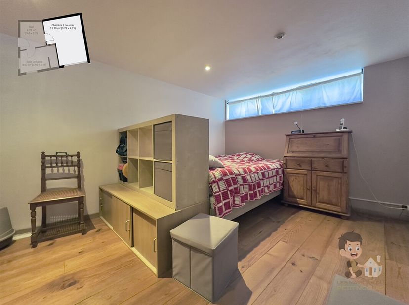 À Vendre : Charmante Maison sur 3 Niveaux avec Cour Extérieure !&lt;br /&gt;
Située dans une rue perpendiculaire à la rue principale, cette maison fonctionn