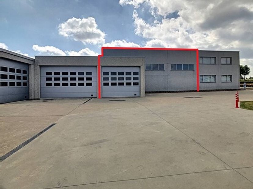 Op centrale ligging in Moorslede staat deze recente loods te huur van ca. 251 m² met mezzanine van ca. 75 m².&lt;br /&gt;
Specificaties:&lt;br /&gt;
- gepolierde