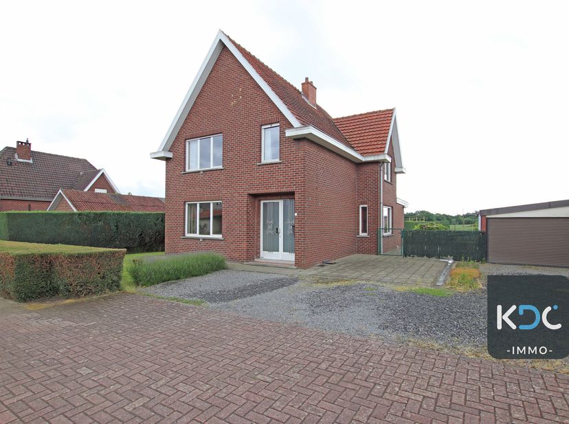 Maison solide et très bien entretenue avec jardin et garage à 1,5 km du centre de Huldenberg. Année de construction : 1961, parcelle de 13a44ca.&lt;br /&gt;