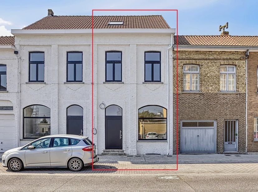 In het centrum van Veurne vinden we deze volledig gerenoveerde woning te koop. Dankzij de doordachte afwerking, energiezuinigheid en zonnige tuin is d
