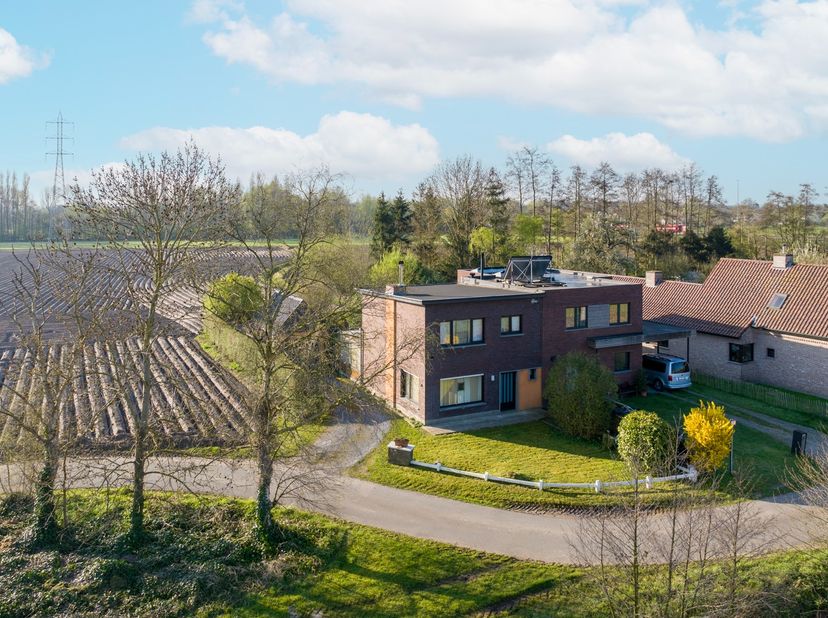 Op de grens met Oostakker en Lochristi bevindt zich deze halfopen te renoveren gezinswoning, ze is gelegen in de onmiddellijke nabijheid van belangrij